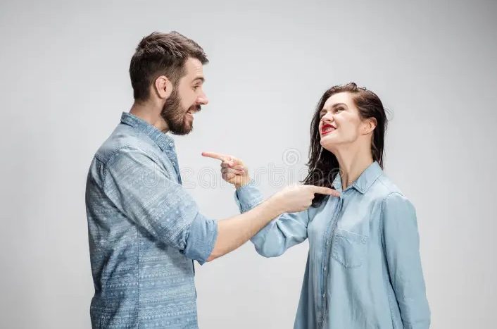 Het mooiste meisje van de school vroeg me mee naar het prom-bal terwijl iedereen me pestte om mijn uiterlijk – 20 jaar later herkende ze me niet, en wat ik deed veranderde haar leven.