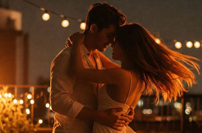 Het mooiste meisje van de school vroeg me mee naar het prom-bal terwijl iedereen me pestte om mijn uiterlijk – 20 jaar later herkende ze me niet, en wat ik deed veranderde haar leven.