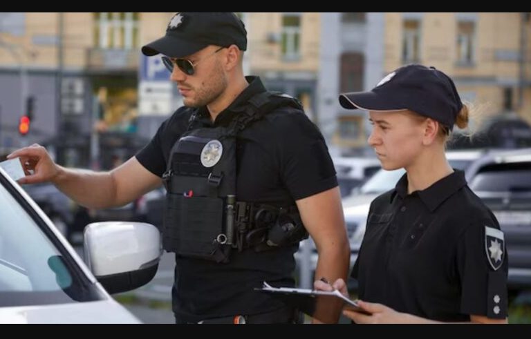 Nadat mijn man overleed, ging ik in zijn plaats naar het vader-dochter schoolfeest – De klasgenoten van mijn dochter lachten tot 5 agenten de zaal binnenkwamen.