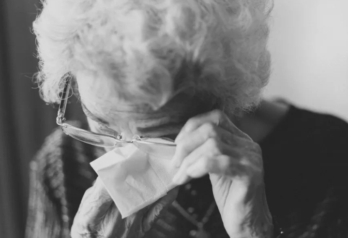 Ik vond mijn voormalige schoonvader helemaal alleen in een verzorgingshuis – toen gaf hij me een sleutel die alles veranderde