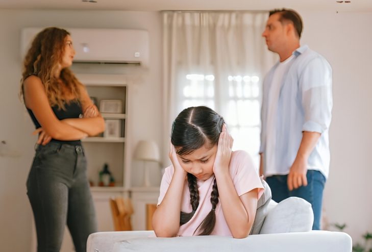De man met wie ik uit gunst trouwde, liep drie jaar later vrij rond – toen verscheen hij met een zwarte doos en een waarheid die ik nooit zag aankomen.