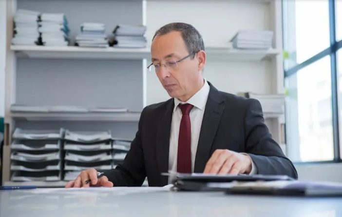 Mijn familie weigerde me van het vliegveld op te halen – Ze hadden nooit verwacht te zien wat ik had voorbereid in het avondnieuws de volgende dag