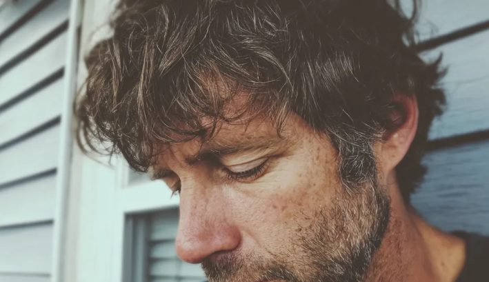 Ik huurde een acteur in om te doen alsof hij mijn vriend was op een familiefeestje op 4 juli, waar mijn ex was met de vrouw voor wie hij me had verlaten – maar hoe mijn nepdate hem een les leerde, liet iedereen sprakeloos achter.