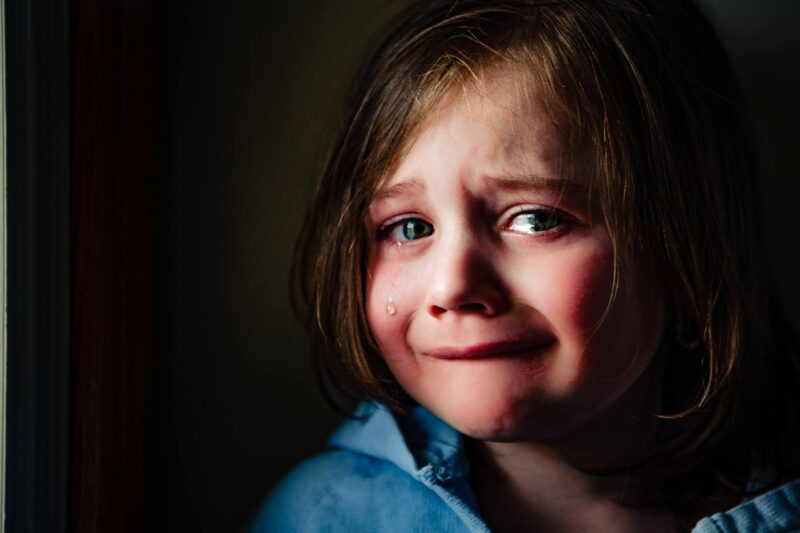 Mijn schoonmoeder stond erop om met ons mee te gaan op onze huwelijksreis — ik dacht dat dat het ergste was wat kon gebeuren, totdat ik haar gesprek met mijn man opving.