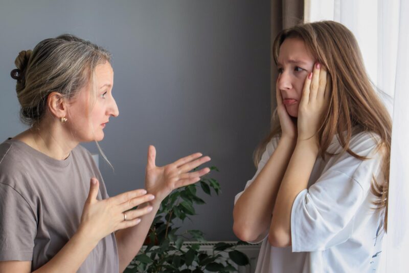 Na 16 jaar samen vroeg ik eindelijk de liefde van mijn leven ten huwelijk – maar in plaats van ja te zeggen, fluisterde ze: ‘Je verdient het om de waarheid te weten voordat je nog een woord zegt.’