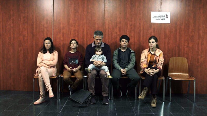 Deze alleenstaande vader vocht om 5 broers en zussen onder de 7 te adopteren voordat ze gescheiden werden – De rechter barstte in tranen uit nadat hij hoorde waarom