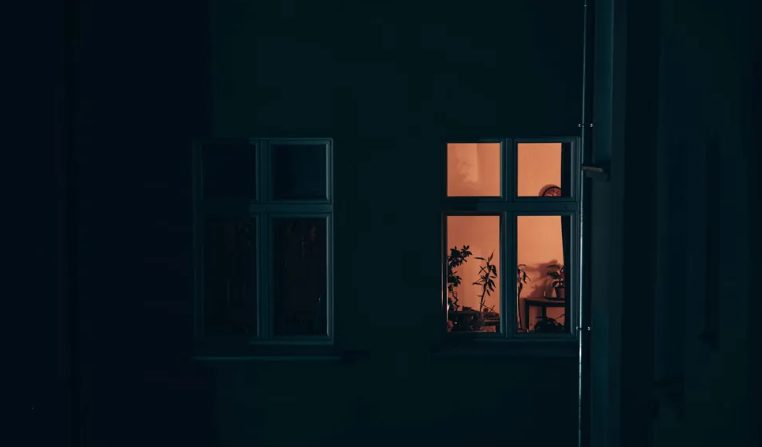 Tijdens onze 4 juli BBQ vertelde de moeder van mijn man aan mijn huilende dochter dat ze 'geen echte familie' was – en wat ze daarna zei, zal ik nooit meer kunnen vergeten.