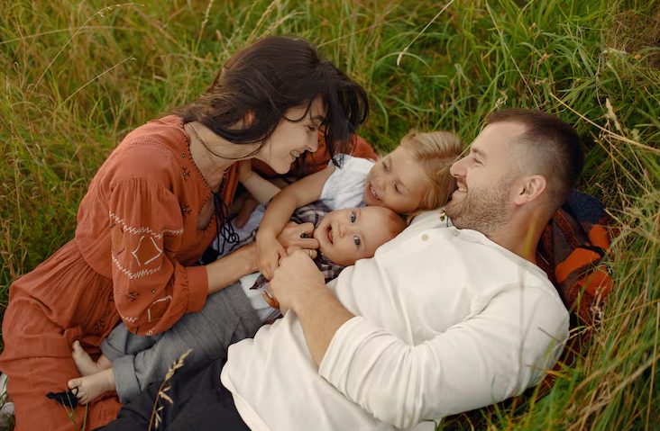 Drie weken nadat ik mijn dochter had gebaard, zei mijn man dat zijn nieuwe gezin hem gelukkiger maakte dan ik – toen zag ik een bericht dat ik nooit had mogen zien.