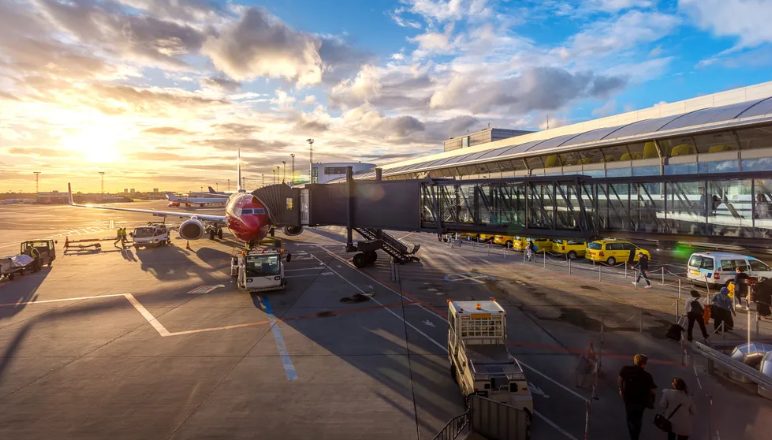 Stewardess hoort huilen uit het toilet, vindt kind dat niet op de passagierslijst stond — Verhaal van de Dag
