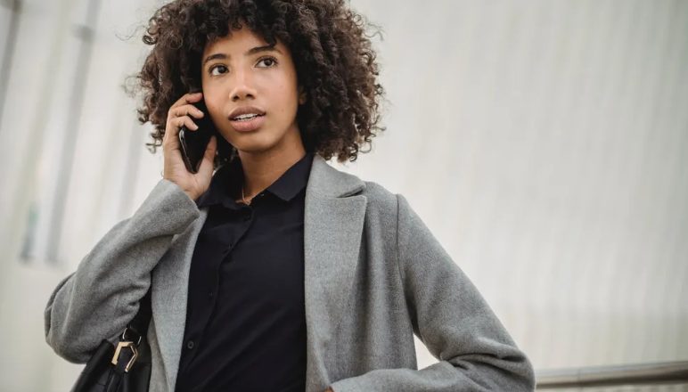 Stewardess hoort huilen uit het toilet, vindt kind dat niet op de passagierslijst stond — Verhaal van de Dag