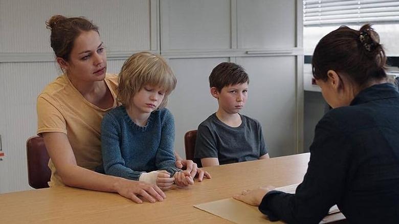 Deze alleenstaande vader vocht om 5 broers en zussen onder de 7 te adopteren voordat ze gescheiden werden – De rechter barstte in tranen uit nadat hij hoorde waarom
