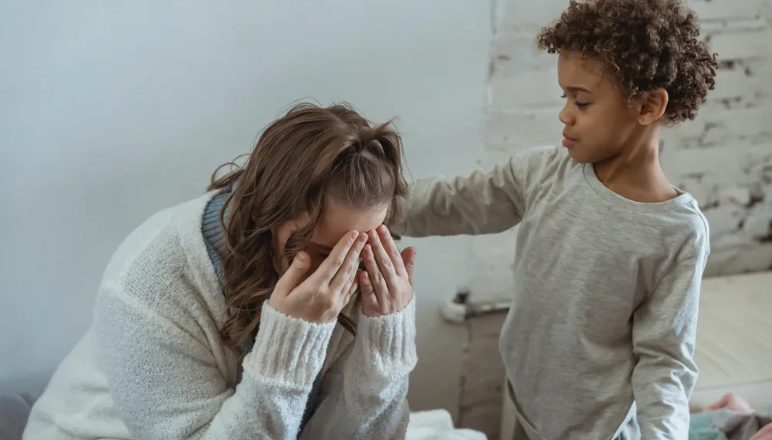 Stewardess hoort huilen uit het toilet, vindt kind dat niet op de passagierslijst stond — Verhaal van de Dag