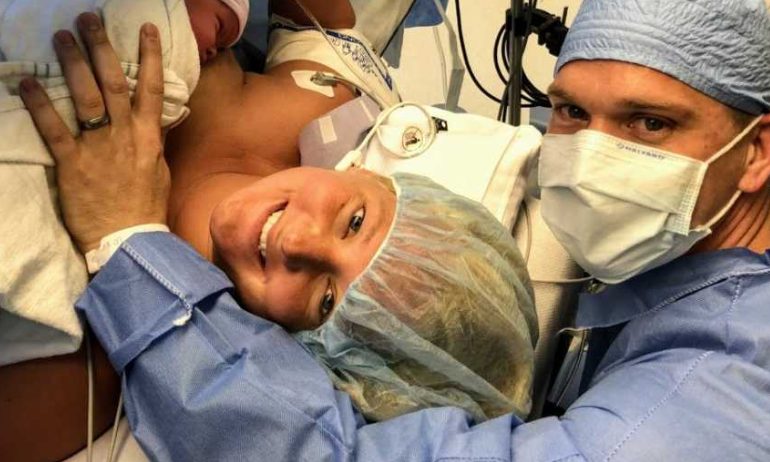 We moeten praten. Het hoofd van je baby is GROOT. Zijn vingers lijken op een zeester.” WAT? Hij gaf een papieren zakdoekje aan. Ik barstte in tranen los. – Moeder bevalt van zoon met dwerggroei: „Hij is speciaal ontworpen met een reden”
