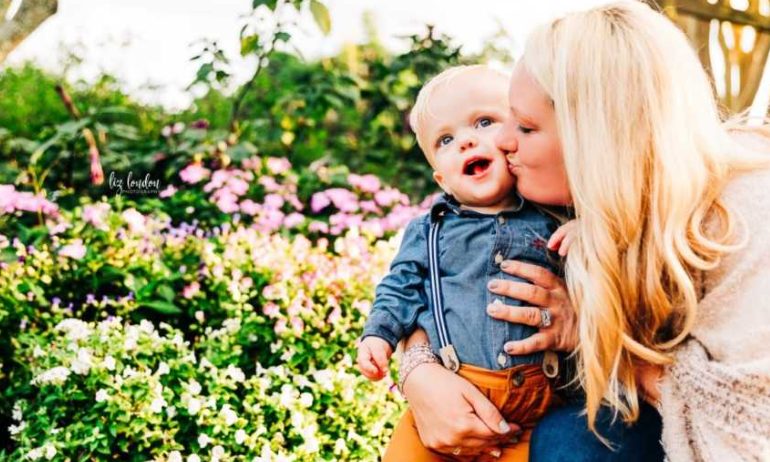We moeten praten. Het hoofd van je baby is GROOT. Zijn vingers lijken op een zeester.” WAT? Hij gaf een papieren zakdoekje aan. Ik barstte in tranen los. – Moeder bevalt van zoon met dwerggroei: „Hij is speciaal ontworpen met een reden”