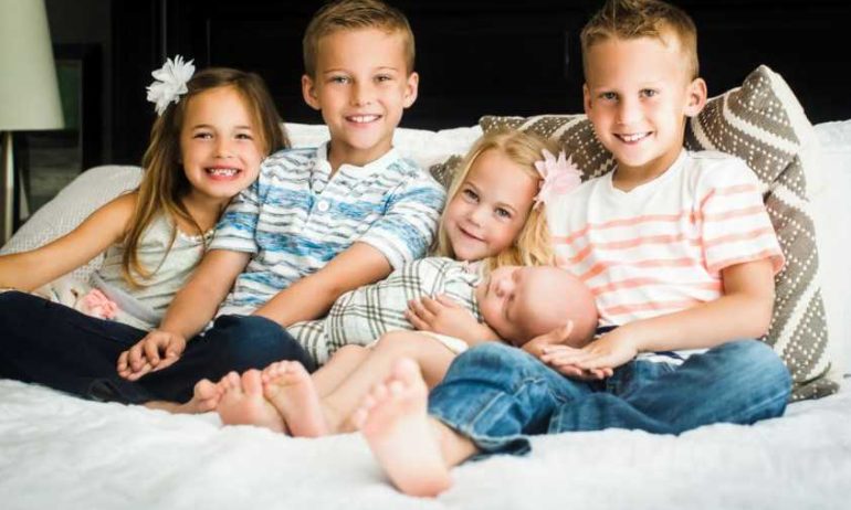 We moeten praten. Het hoofd van je baby is GROOT. Zijn vingers lijken op een zeester.” WAT? Hij gaf een papieren zakdoekje aan. Ik barstte in tranen los. – Moeder bevalt van zoon met dwerggroei: „Hij is speciaal ontworpen met een reden”