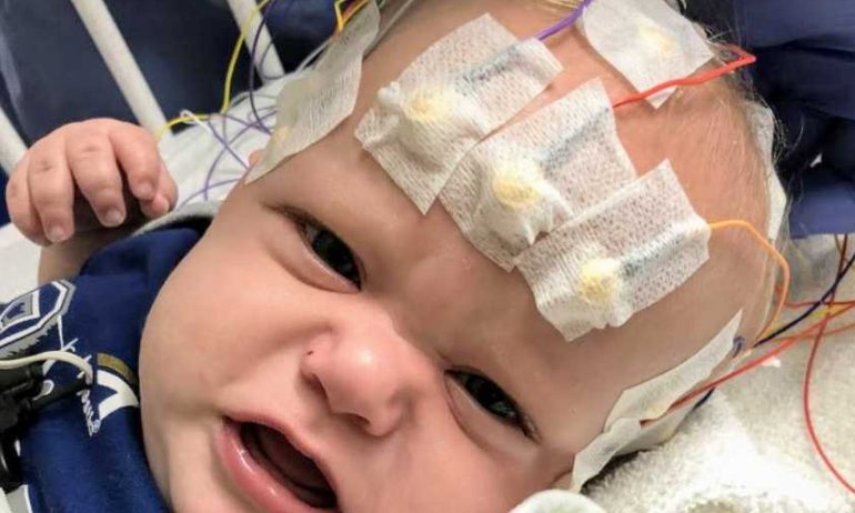 We moeten praten. Het hoofd van je baby is GROOT. Zijn vingers lijken op een zeester.” WAT? Hij gaf een papieren zakdoekje aan. Ik barstte in tranen los. – Moeder bevalt van zoon met dwerggroei: „Hij is speciaal ontworpen met een reden”