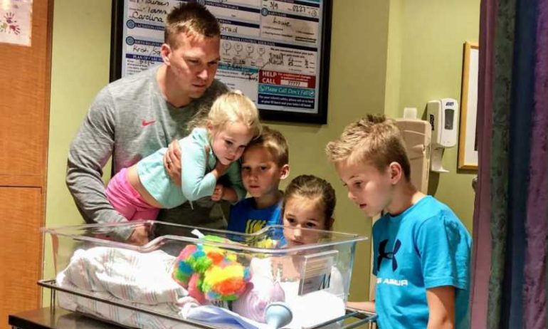 We moeten praten. Het hoofd van je baby is GROOT. Zijn vingers lijken op een zeester.” WAT? Hij gaf een papieren zakdoekje aan. Ik barstte in tranen los. – Moeder bevalt van zoon met dwerggroei: „Hij is speciaal ontworpen met een reden”