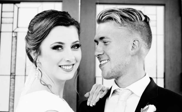 Ik wakker werd en hem zag. „Wie ben jij?!” Een golf van paniek nam bezit van mijn lichaam.”: Vrouw verlooft zich opnieuw met haar man nadat hersenletsel geheugenverlies veroorzaakt