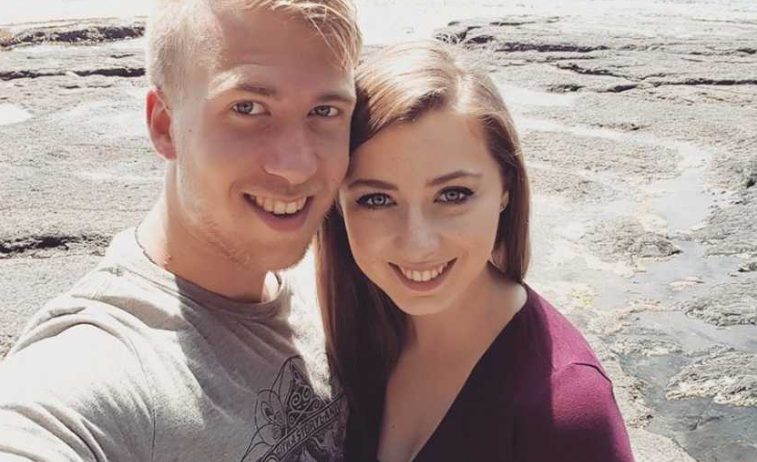 Ik wakker werd en hem zag. „Wie ben jij?!” Een golf van paniek nam bezit van mijn lichaam.”: Vrouw verlooft zich opnieuw met haar man nadat hersenletsel geheugenverlies veroorzaakt