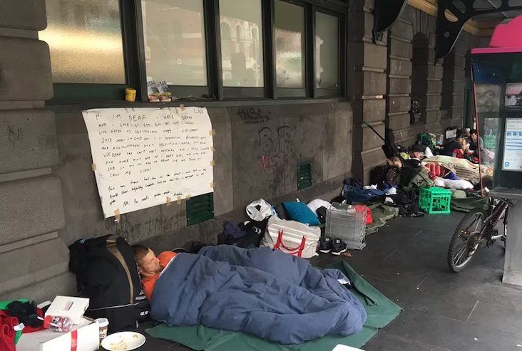 Ik deed alsof ik dakloos was en liep een supermarkt binnen om mijn erfgenaam te vinden – wat daar gebeurde, bracht me bijna op mijn knieën.