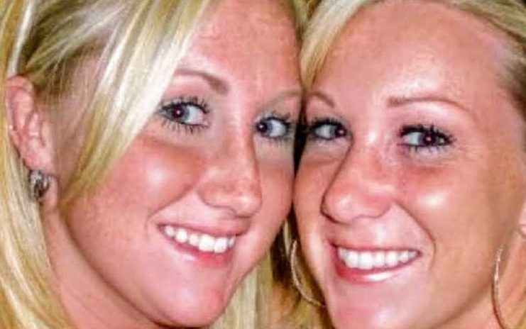 ‘Dat is vreemd. Waarom ligt ze achterover op haar bed?’ Ze zag er vredig uit, alsof ze in een diepe slaap was. Ik schudde haar wakker. Ze rolde op haar rug, levenloos.: Vrouw verliest eeneiige tweelingzus aan de ziekte van Addison en krijgt knipogen vanuit de hemel