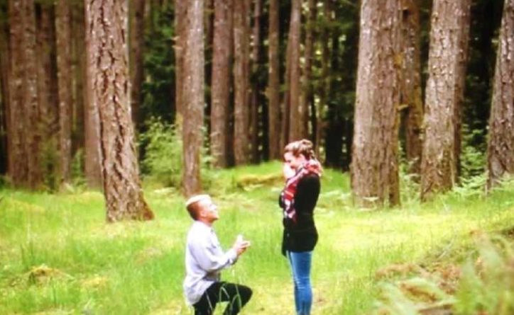 Ik wakker werd en hem zag. „Wie ben jij?!” Een golf van paniek nam bezit van mijn lichaam.”: Vrouw verlooft zich opnieuw met haar man nadat hersenletsel geheugenverlies veroorzaakt
