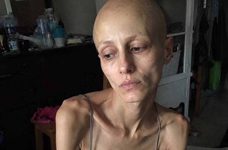 Ik keerde na vier jaar plotseling terug uit Canada en trof mijn vrouw kaalgeschoren, wanhopig mager en helemaal alleen in de achtertuin aan. Mijn moeder zei dat ze het had verdiend. Ik schreeuwde niet. Ik haalde mijn telefoon tevoorschijn…