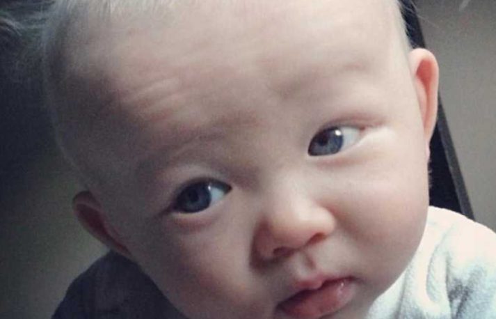 'Woe! Hij heeft echt heel blond haar.' IK WIST HET GEWOON. Mijn man glimlachte. 'Hij is een albinos.' Moeder van 2 zonen met albinisme zegt dat het beste wat ze in hen kan prenten 'zelfvertrouwen' is.