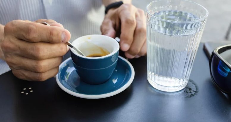Moet je water drinken voor je ochtendkoffie? Wat experts zeggen