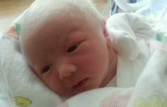 'Woe! Hij heeft echt heel blond haar.' IK WIST HET GEWOON. Mijn man glimlachte. 'Hij is een albinos.' Moeder van 2 zonen met albinisme zegt dat het beste wat ze in hen kan prenten 'zelfvertrouwen' is.