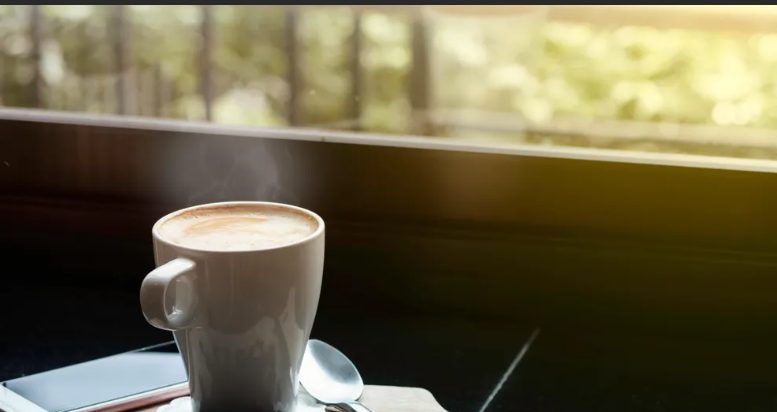Moet je water drinken voor je ochtendkoffie? Wat experts zeggen