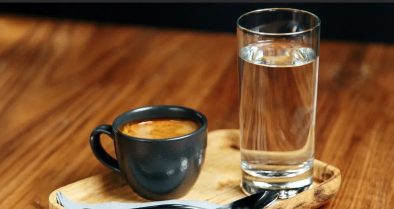 Moet je water drinken voor je ochtendkoffie? Wat experts zeggen
