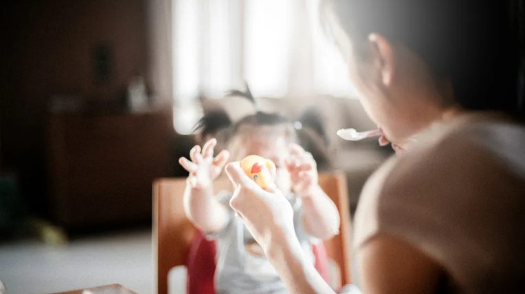 Ik was draagmoeder voor mijn zus – maar toen ze haar baby zagen, riepen ze: “Dit is óns kind niet!”