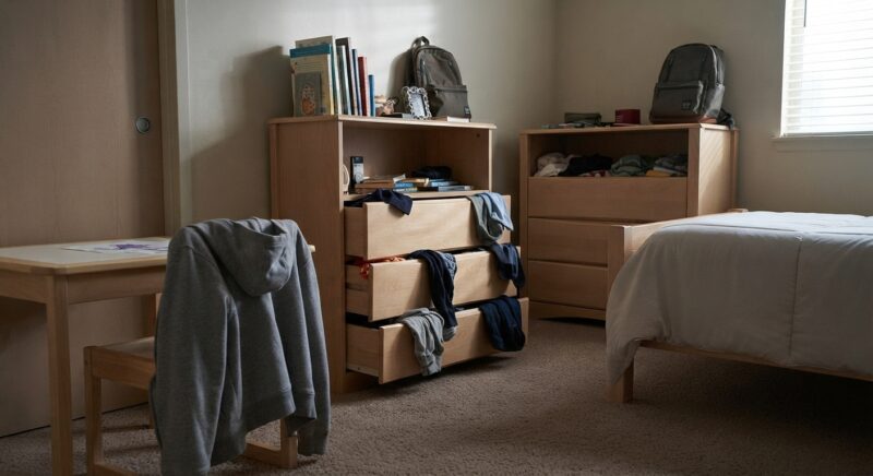 We adopteerden een tienerjongen en zijn kleine zusje nadat andere gezinnen hen hadden afgewezen – Een maand later belde hun voormalige pleegmoeder en vroeg: "Hebben jullie ze nog steeds niet verteld waarom ze voor jullie hebben gekozen?"