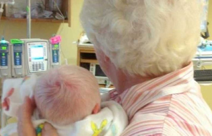 'Woe! Hij heeft echt heel blond haar.' IK WIST HET GEWOON. Mijn man glimlachte. 'Hij is een albinos.' Moeder van 2 zonen met albinisme zegt dat het beste wat ze in hen kan prenten 'zelfvertrouwen' is.
