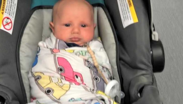 „Je mag geen hardloopwandelwagen meenemen naar de gate.” Ik moest meteen lachen. „Pardon, wat? Hier zit het autostoeltje in waarin mijn baby zit.”: Moeder doet een oproep voor babyvriendelijke luchtvaartbeleid