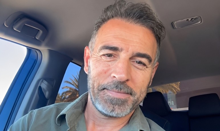 Mijn gescheiden buurvrouw keek me eens recht in de ogen en zei: "Ik ga je man van je afpakken, dus je kunt je maar beter voorbereiden op een echtscheiding." Toen ze openlijk met hem begon te flirten, besloot ik haar een lesje te leren — maar niet op de manier die ze verwachtte.