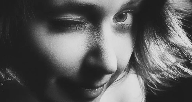 Tien jaar geleden nam ik een baby mee naar huis na mijn dienst in de kazerne – Vorige week kwam er een vrouw langs om een bekentenis te doen die me de rillingen over de rug deed lopen.