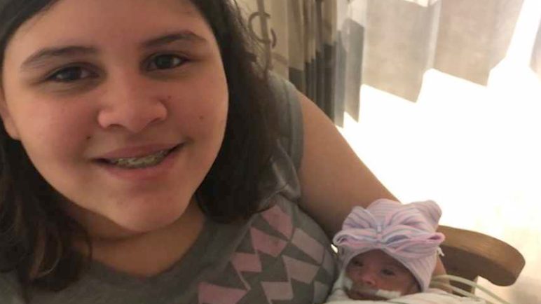 Mijn moeder zei: »Christine, je bent 3 baby's verloren. Denk je dat dit Gods manier is om je verloren baby's terug te geven?« Ik zat daar te huilen.”: Moeder van spontane drieling zegt: „zij zijn mijn helden”.