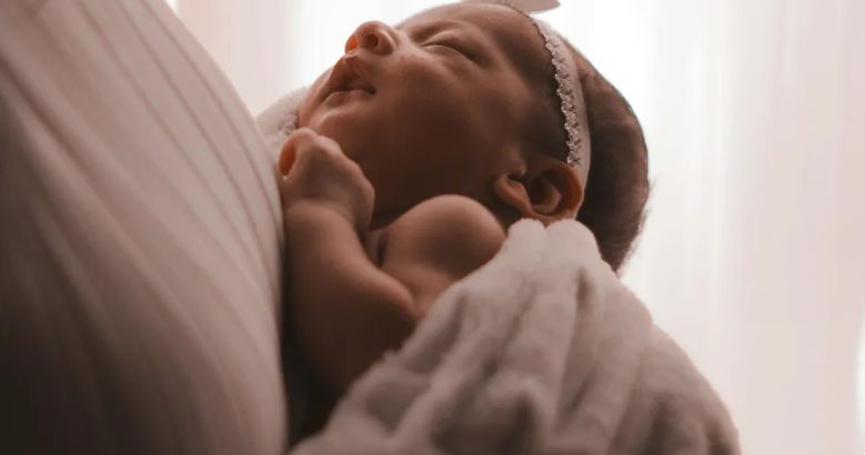 Mijn man verliet mij en onze zeven zonen voor mijn zus, omdat zij „geen kinderen hoefde op te voeden” – Toen stuurde onze oudste zoon hem een speciaal huwelijkscadeau dat hij nooit zal vergeten