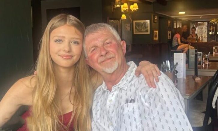 De miljonair zette de schoonmaakster ten oosten van de gasten het huis uit, maar toen hij een oude foto zag, bleek hij lijkbleek