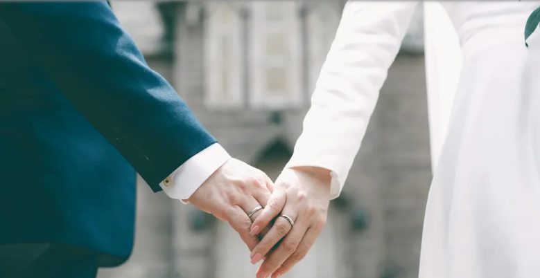 Mijn bruidegom duwde mijn gezicht "als grap" in de taart tijdens het aansnijden – ik was tot tranen toe geroerd toen mijn broer iedereen shockeerde.