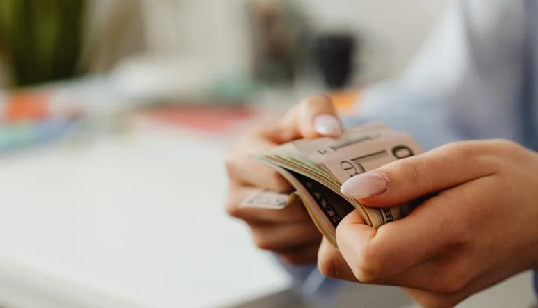 Ik gaf 4 dollar aan een vermoeide moeder bij een benzinestation – Een week later arriveerde er een envelop op mijn werk