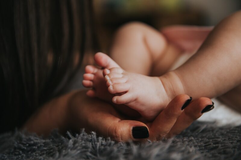 Toen ik terugkwam uit het ziekenhuis met onze pasgeboren baby, had mijn man de sloten al vervangen. Twintig uur later verscheen hij schreeuwend en luidruchtig ten tonele.