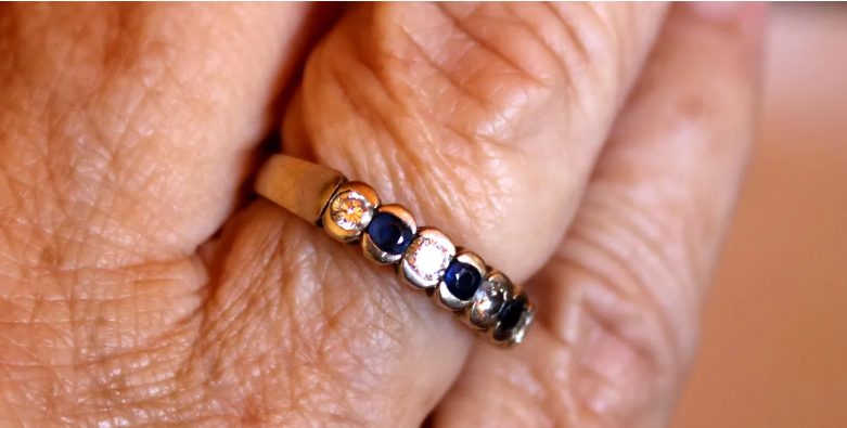 Mijn tante haalde mijn grootmoeders diamanten ring weg terwijl ze op haar sterfbed lag — Twee dagen na de begrafenis kwam er een pakketje aan dat haar deed bleek wegtrekken.