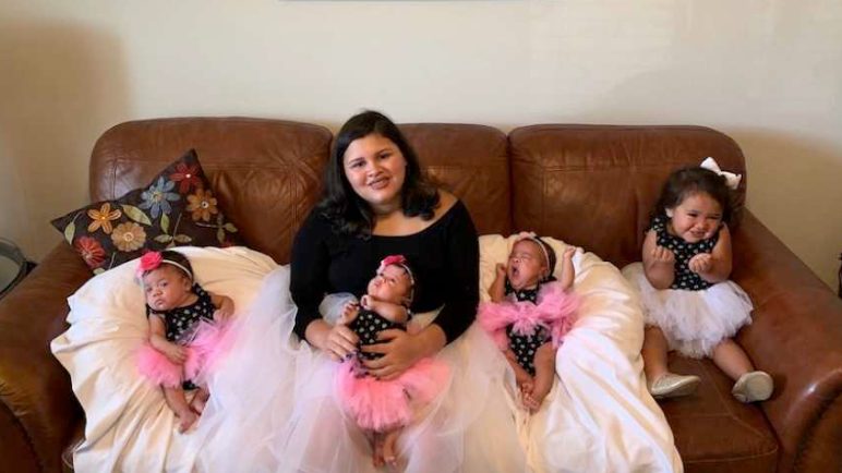Mijn moeder zei: »Christine, je bent 3 baby's verloren. Denk je dat dit Gods manier is om je verloren baby's terug te geven?« Ik zat daar te huilen.”: Moeder van spontane drieling zegt: „zij zijn mijn helden”.
