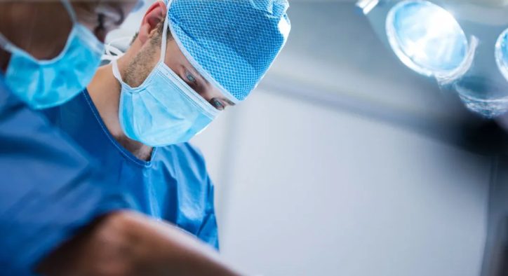 Een vrouw stond op 18-jarige leeftijd onder druk van haar ouders haar pasgeboren zoon af – 31 jaar later droeg de chirurg die haar leven redde het zilveren kruisje van haar zoon en vroeg: „Hebben ze je ooit verteld wat er echt met hem is gebeurd?”