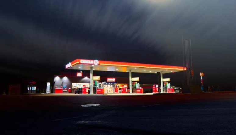 Ik gaf 4 dollar aan een vermoeide moeder bij een benzinestation – Een week later arriveerde er een envelop op mijn werk