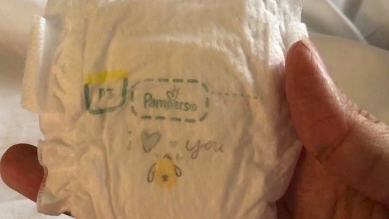Mijn moeder zei: »Christine, je bent 3 baby's verloren. Denk je dat dit Gods manier is om je verloren baby's terug te geven?« Ik zat daar te huilen.”: Moeder van spontane drieling zegt: „zij zijn mijn helden”.