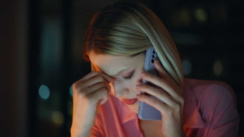 Ik maakte mijn bruidsboeket van stoffen bloemen die door mijn dochter waren gemaakt om haar te eren – Toen ontdekte mijn fians een briefje dat verborgen zat in een losgeraakte naad: „Je gelooft niet wat je dochter heeft geschreven.”